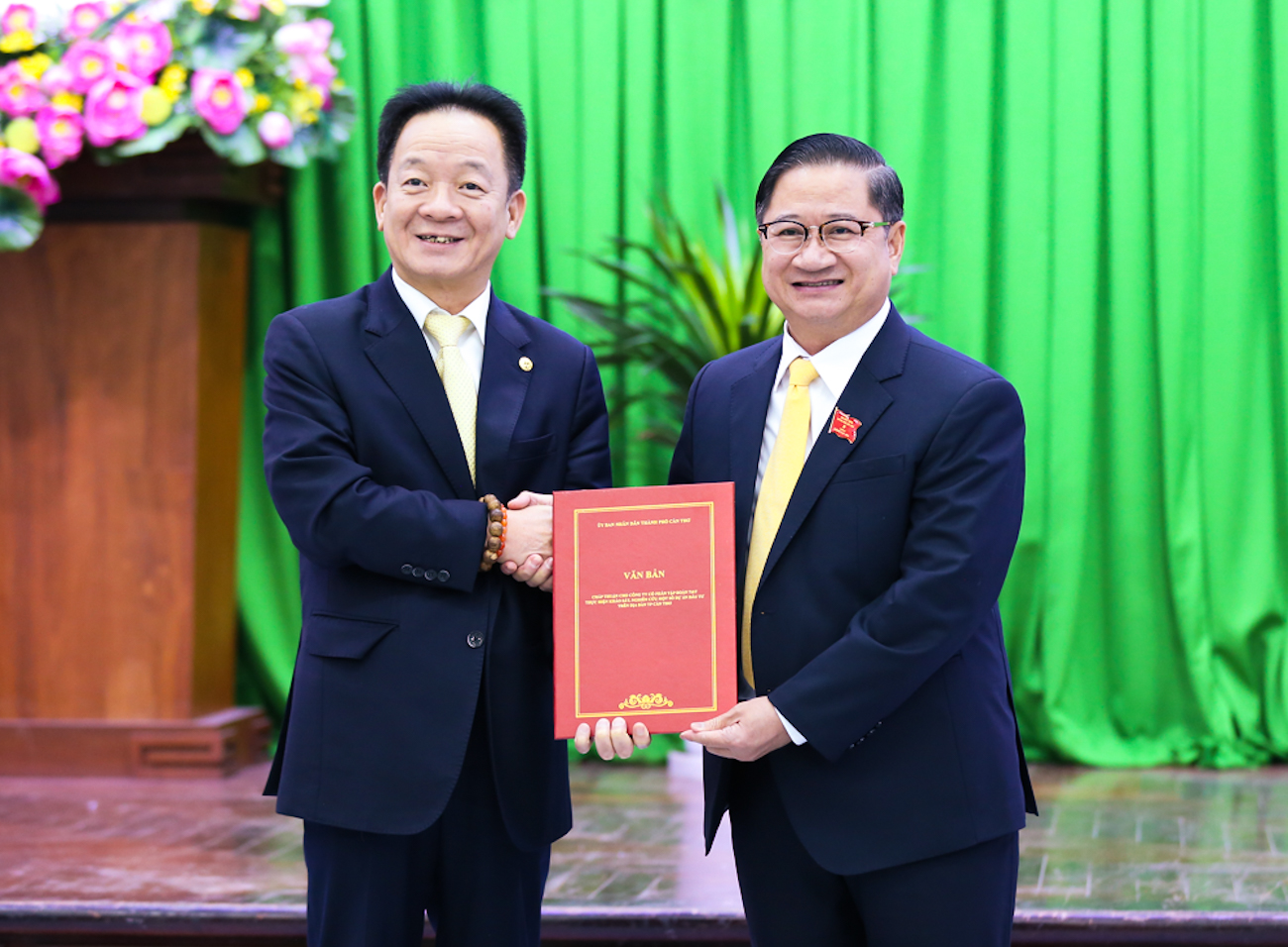 Ông Trần Việt Trường, Chủ tịch UBND thành phố Cần Thơ (bên phải) trao văn bản chấp thuận chủ trương nghiên cứu đầu tư một số dự án trên địa bàn cho ông Đỗ Quang Hiển, Chủ tịch Tập đoàn T&T Group.
