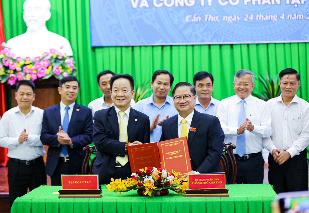 Ông Trần Việt Trường, Chủ tịch UBND thành phố Cần Thơ (bên phải) và ông Đỗ Quang Hiển, Chủ tịch Tập đoàn T&T Group ký thỏa thuận hợp tác chiến lược.