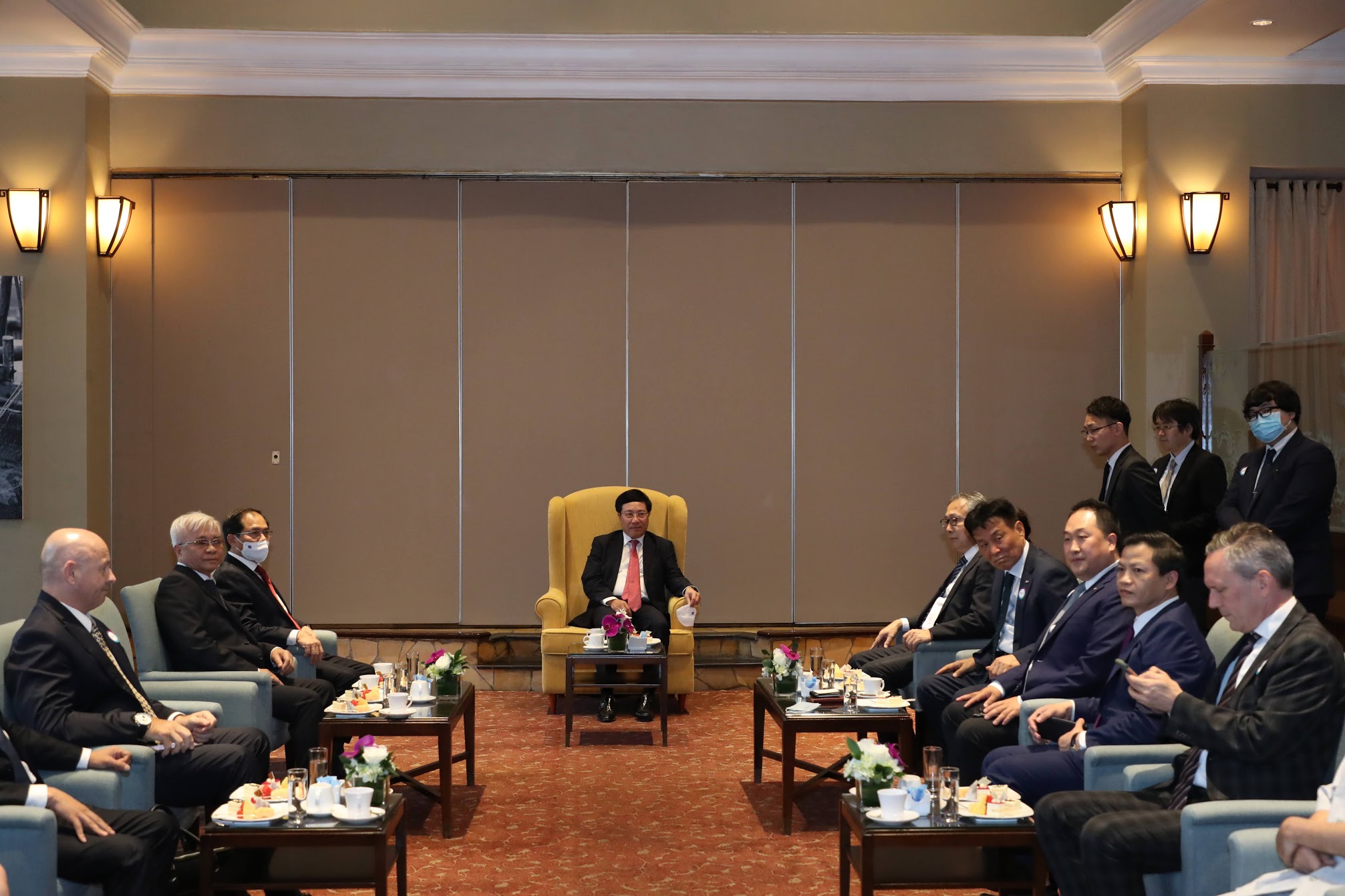 Ph&oacute; Thủ tướng Phạm B&igrave;nh Minh giao lưu c&ugrave;ng c&aacute;c đại biểu trước sự kiện.