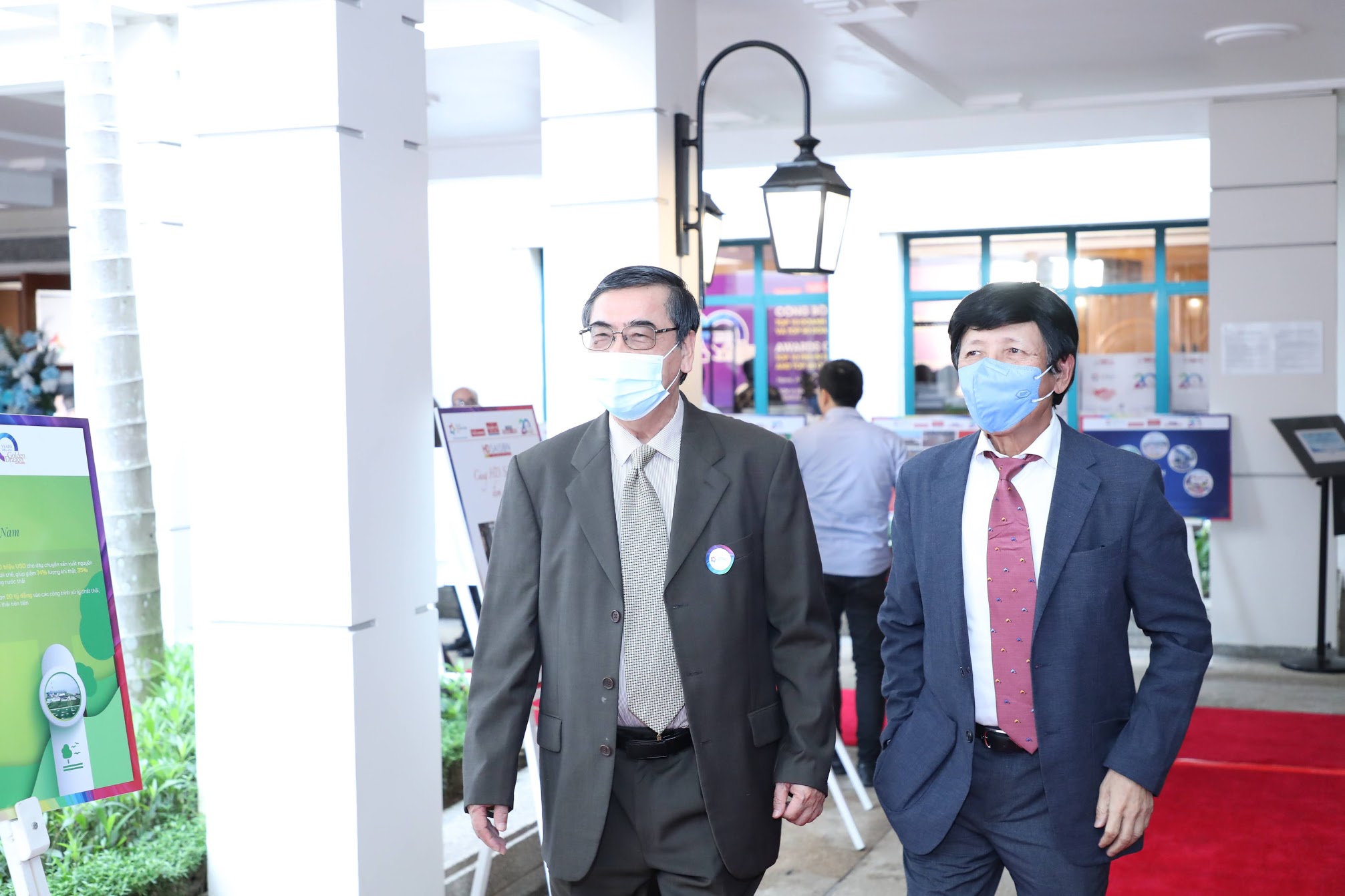 C&aacute;c đại biểu tiến v&agrave;o hội trường Diễn đ&agrave;n Nhịp cầu Ph&aacute;t triển 2021.