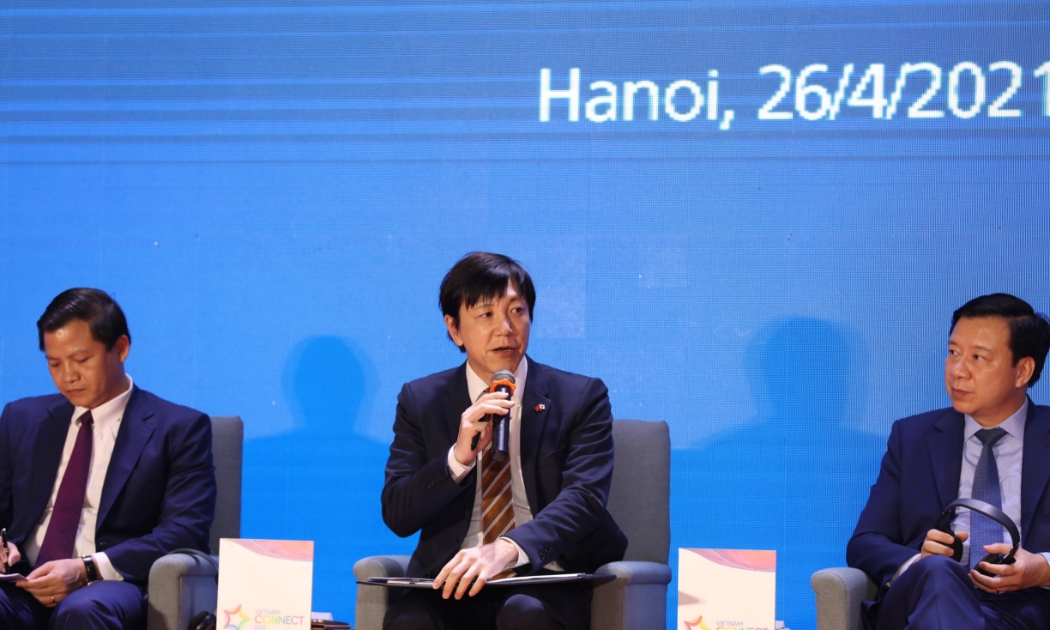 Ông Nakajima Takeo, Trưởng đại diện Tổ chức xúc tiến thương mại Nhật Bản (JETRO) tại Hà Nội (ở giữa) phát biểu tại Diễn đàn. 