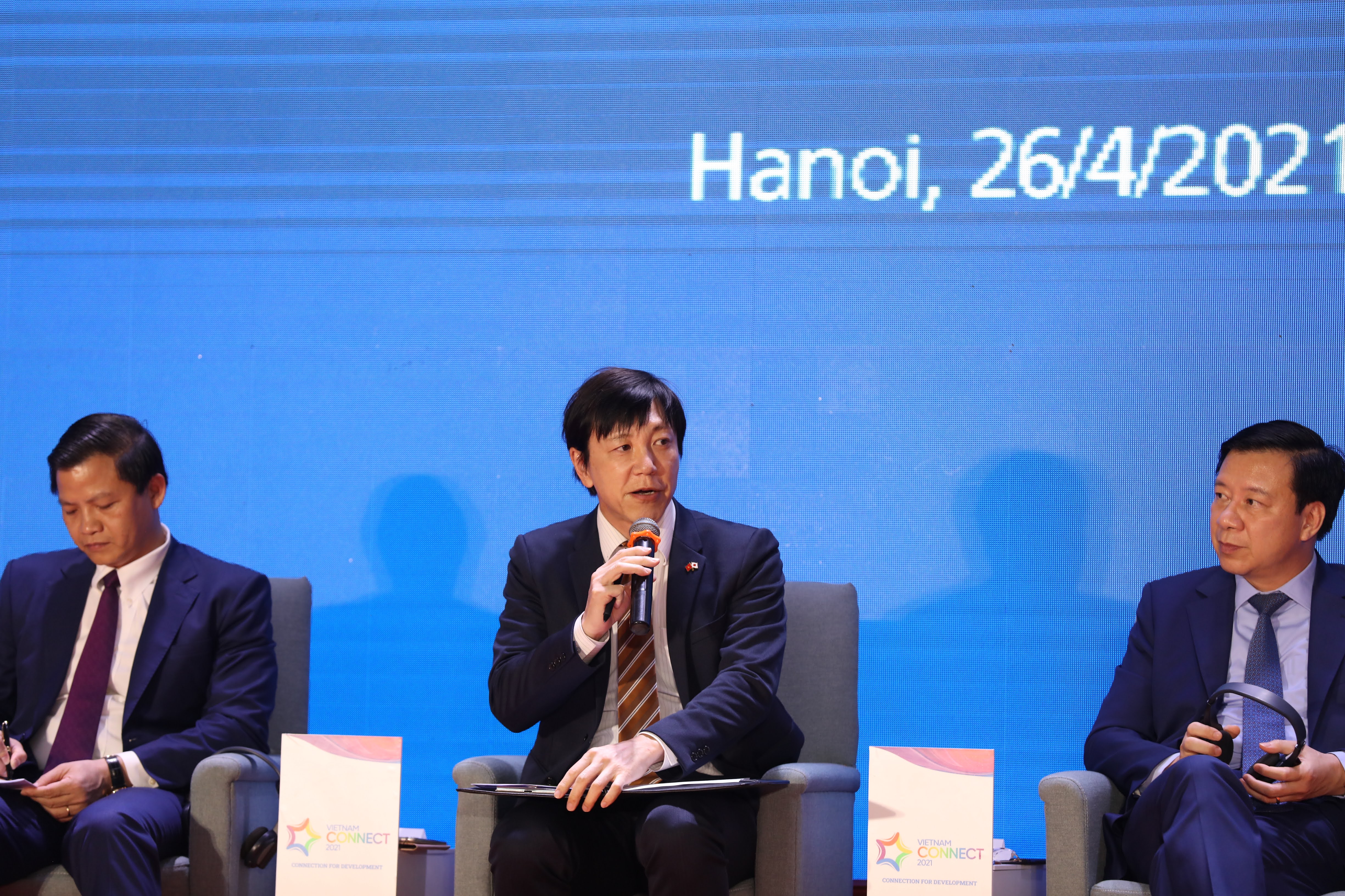 Ông Nakajima Takeo, Trưởng đại diện Tổ chức xúc tiến thương mại Nhật Bản (JETRO) tại Hà Nội (ở giữa) phát biểu tại Diễn đàn. 