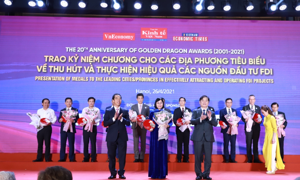 Ông Phan Xuân Dũng (hàng đầu bên phải) Chủ tịch Liên hiệp các Hội khoa học Kỹ thuật Việt Nam phát biểu tại Lễ trao giải. 