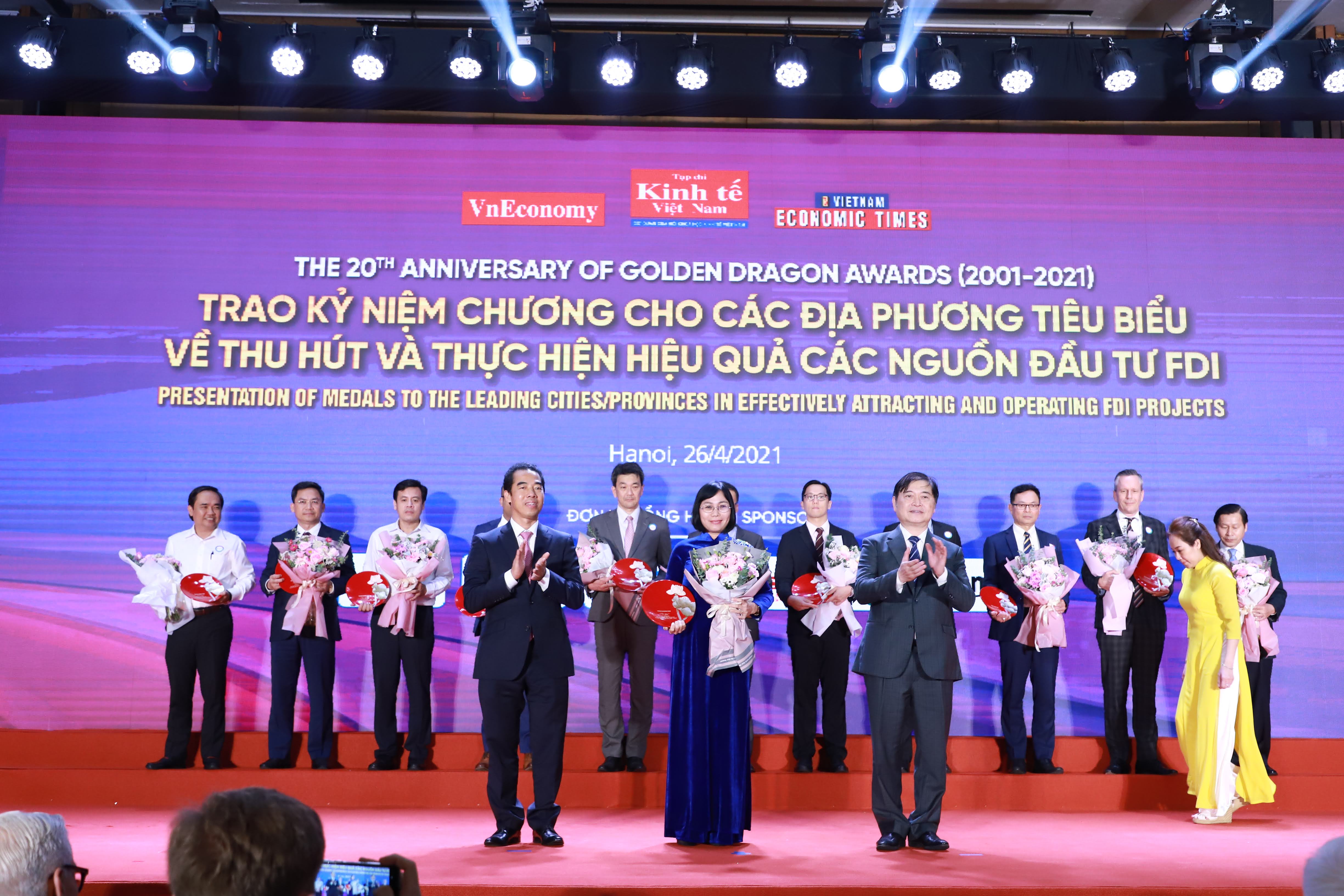 Ông Phan Xuân Dũng (hàng đầu bên phải) Chủ tịch Liên hiệp các Hội khoa học Kỹ thuật Việt Nam phát biểu tại Lễ trao giải. 