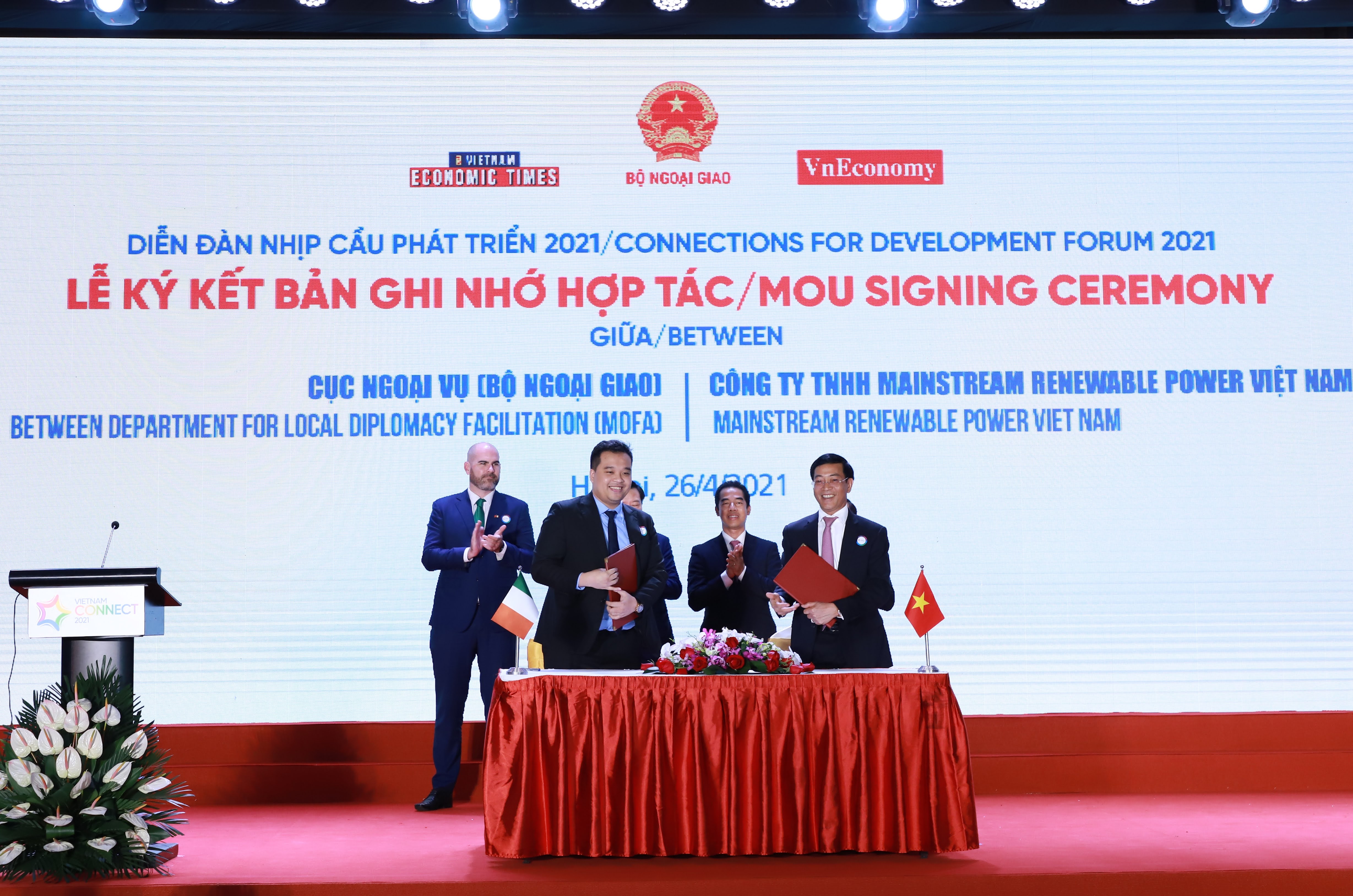 Lễ k&yacute; kết MOU giữa Cục Ngoại vụ v&agrave; C&ocirc;ng ty TNHH Mainstream Renewable Power Việt Nam