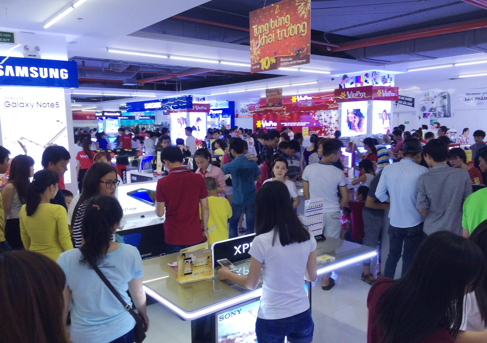 Tỷ lệ phụ nữ mua sắm sản phẩm điện tử, điện máy trực tuyến ngày càng tăng.