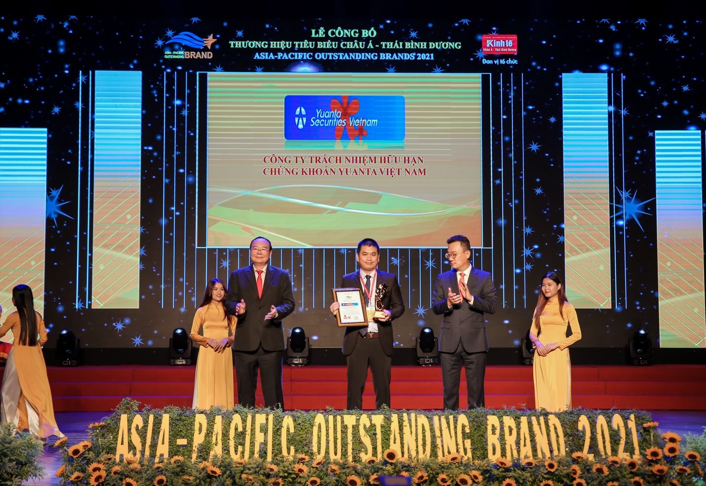 Ông Nguyễn Thanh Tùng - Quyền Tổng Giám đốc YSVN nhận danh hiệu Top 10 thương hiệu tiêu biểu Châu Á - Thái Bình Dương.