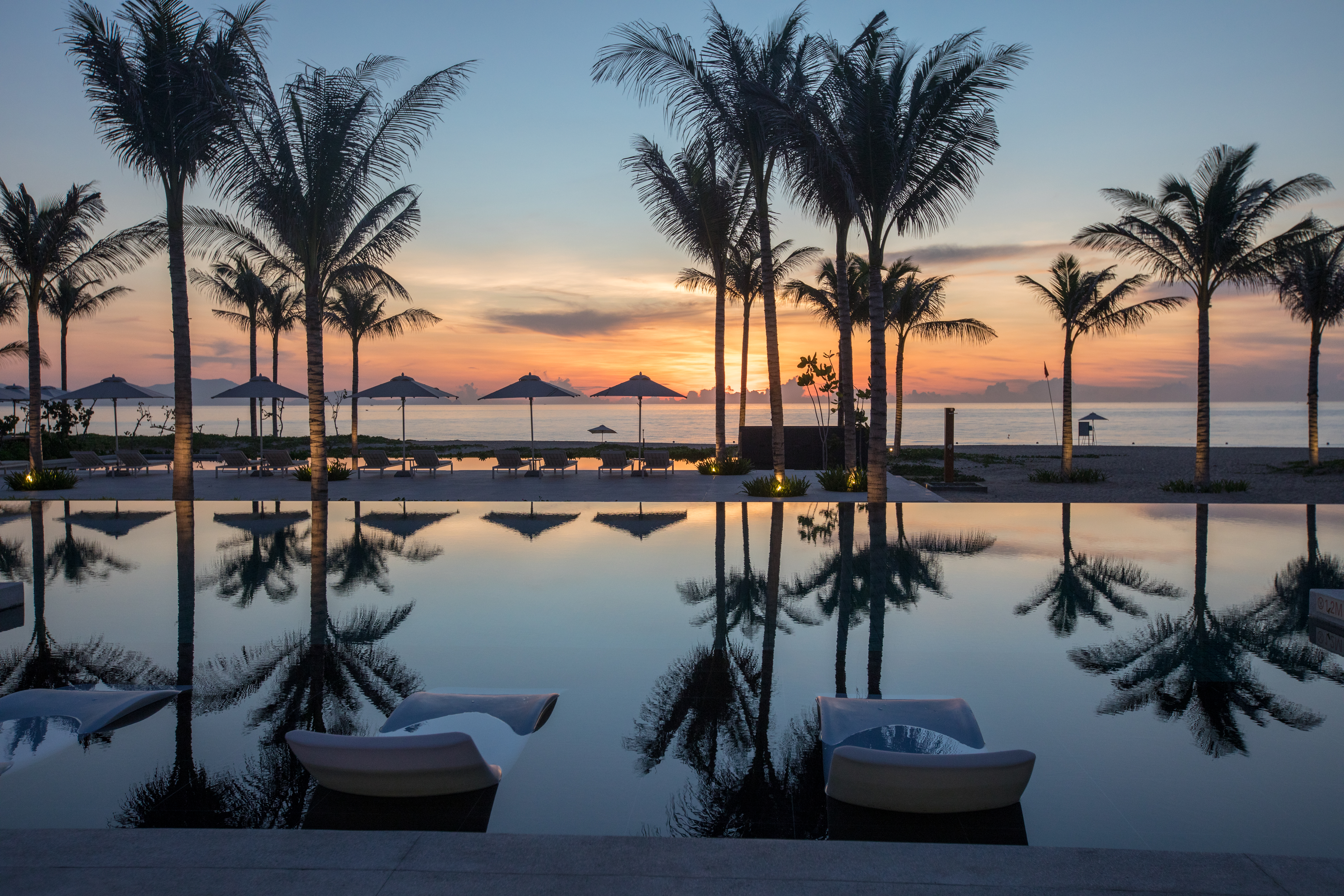 Hình ảnh bình minh ngoạn mục phản chiếu trong hồ bơi của Alma Resort đã giúp khu nghỉ dưỡng vượt qua vòng sơ tuyển, trở thành một trong 64 khách sạn lọt vào vòng chung kết của cuộc thi, cùng nhau tranh tài qua sáu vòng bình chọn.  