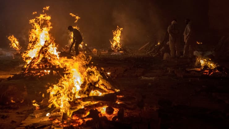 Thiêu xác bệnh nhân tử vong vì Covid-19 ở New Delhi hôm 24/4 - Ảnh: Reuters.