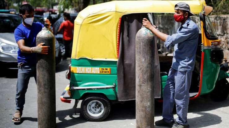 Người dân mang bình oxy đến tiếp khí tại một trạm bán oxy tư nhân ở New Delhi hôm 19/4 - Ảnh: Reuters.
