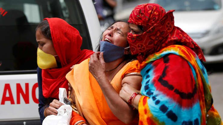 Người thân đau khổ sau cái chết của một bệnh nhân Covid ở Ahmedabad, hôm 20/4 - Ảnh: Reuters.