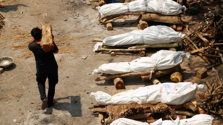 Chuẩn bị thiêu xác bệnh nhân Covid-19 ở New Delhi, Ấn Độ hôm 26/4 - Ảnh: Reuters.