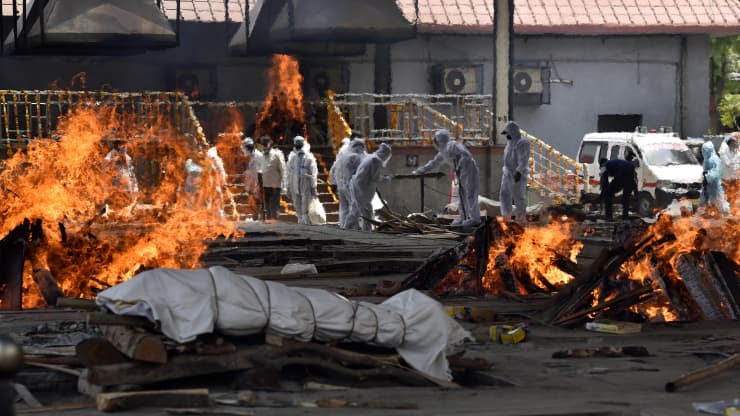 Thiêu xác bệnh nhân Covid-19 ở New Delhi, Ấn Độ hôm 23/4 - Ảnh: Reuters.  