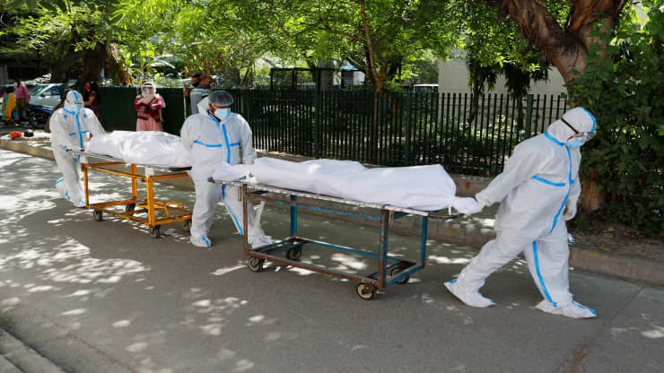 Nhân viên y tế di chuyển thi thể bệnh nhân tử vong vì Covid-19 ở New Delhi hôm 24/4 - Ảnh: Reuters.