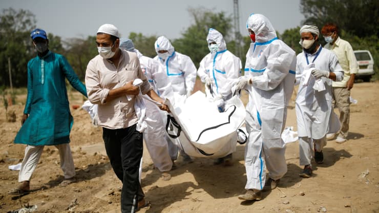 Người thân đưa thi thể một bệnh nhân tử vong vì Covid-19 đi thiêu, ở New Delhi hôm 23/4 - Ảnh: Reuters.