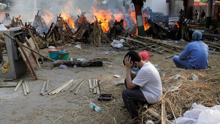 Một buổi thiêu xác bệnh nhân Covid-19 ở New Delhi, Ấn Độ hôm 26/4 - Ảnh: Reuters.