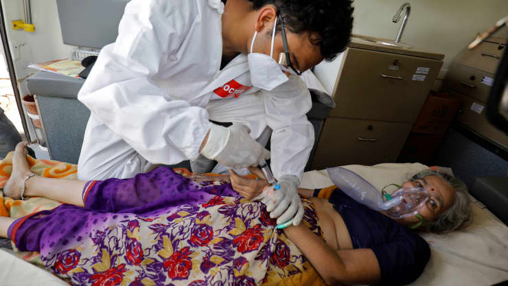 Bác sỹ lên mẫu xét nghiệm một bệnh nhân Covid ở Ahmedabad, hôm 25/4 - Ảnh: Reuters.