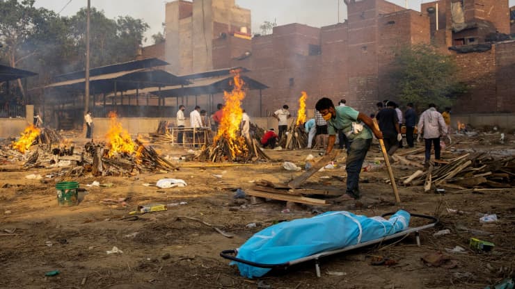 Thiêu xác bệnh nhân tử vong vì Covid ở New Delhi, hôm 22/4 - Ảnh Reuters.