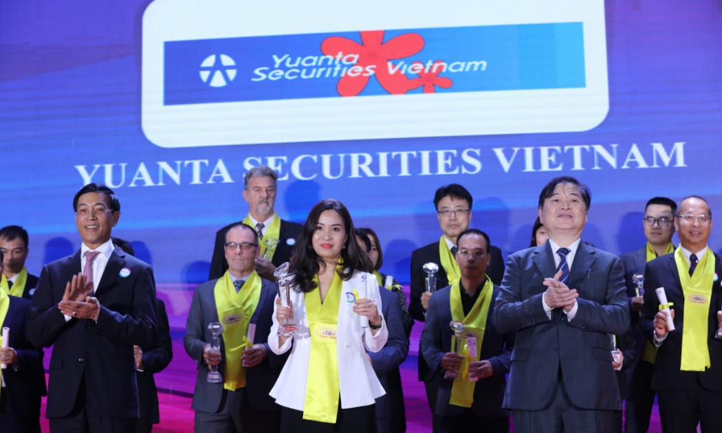 Bà Lê Thị Quyên, Phó Tổng Giám đốc YSVN nhận cúp vinh danh TOP 50 Doanh nghiệp FDI tiêu biểu 2020