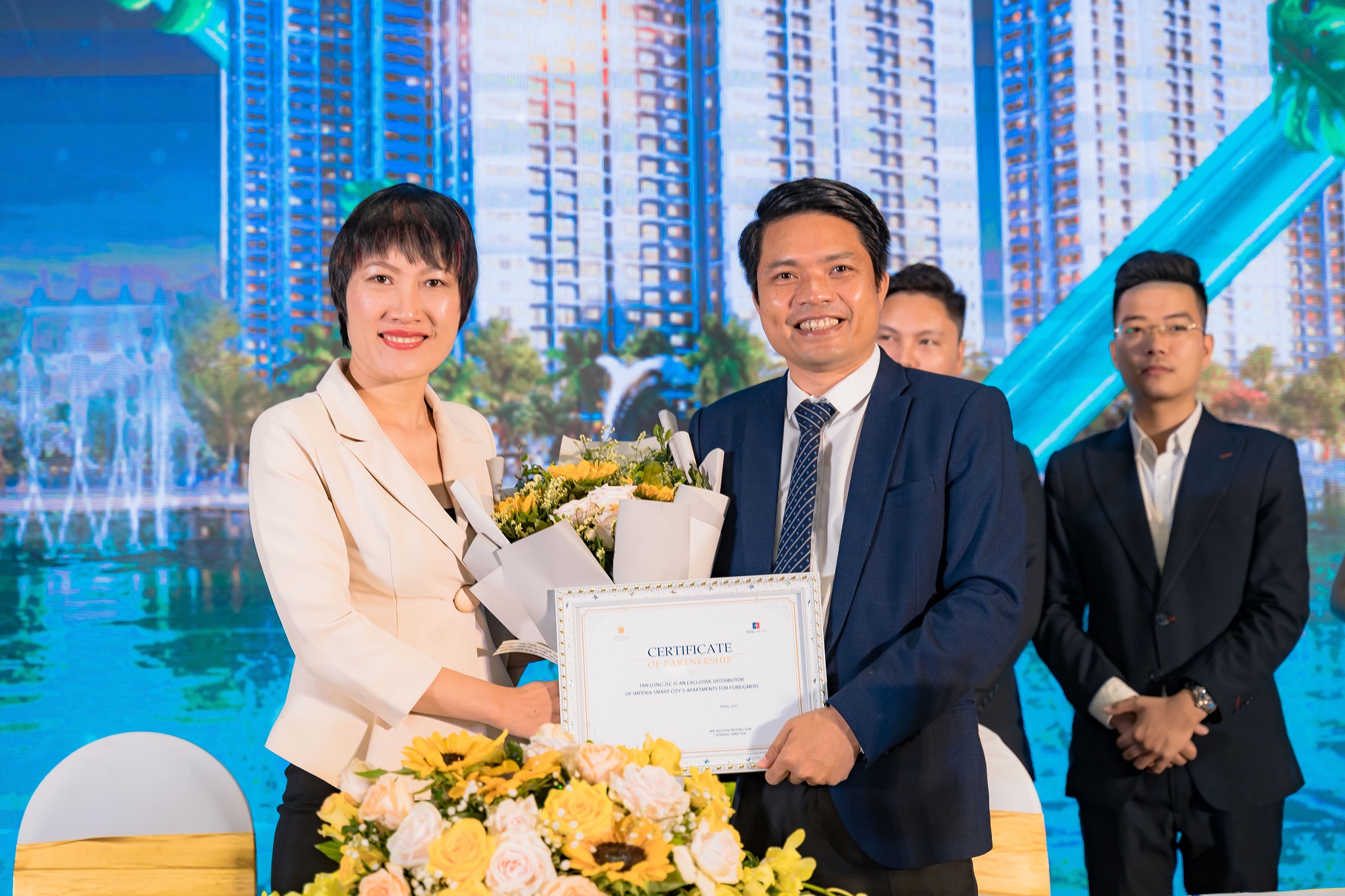 Đại diện MIKGroup trao chứng nhận hợp t&aacute;c cho đại diện T&acirc;n Long Land.