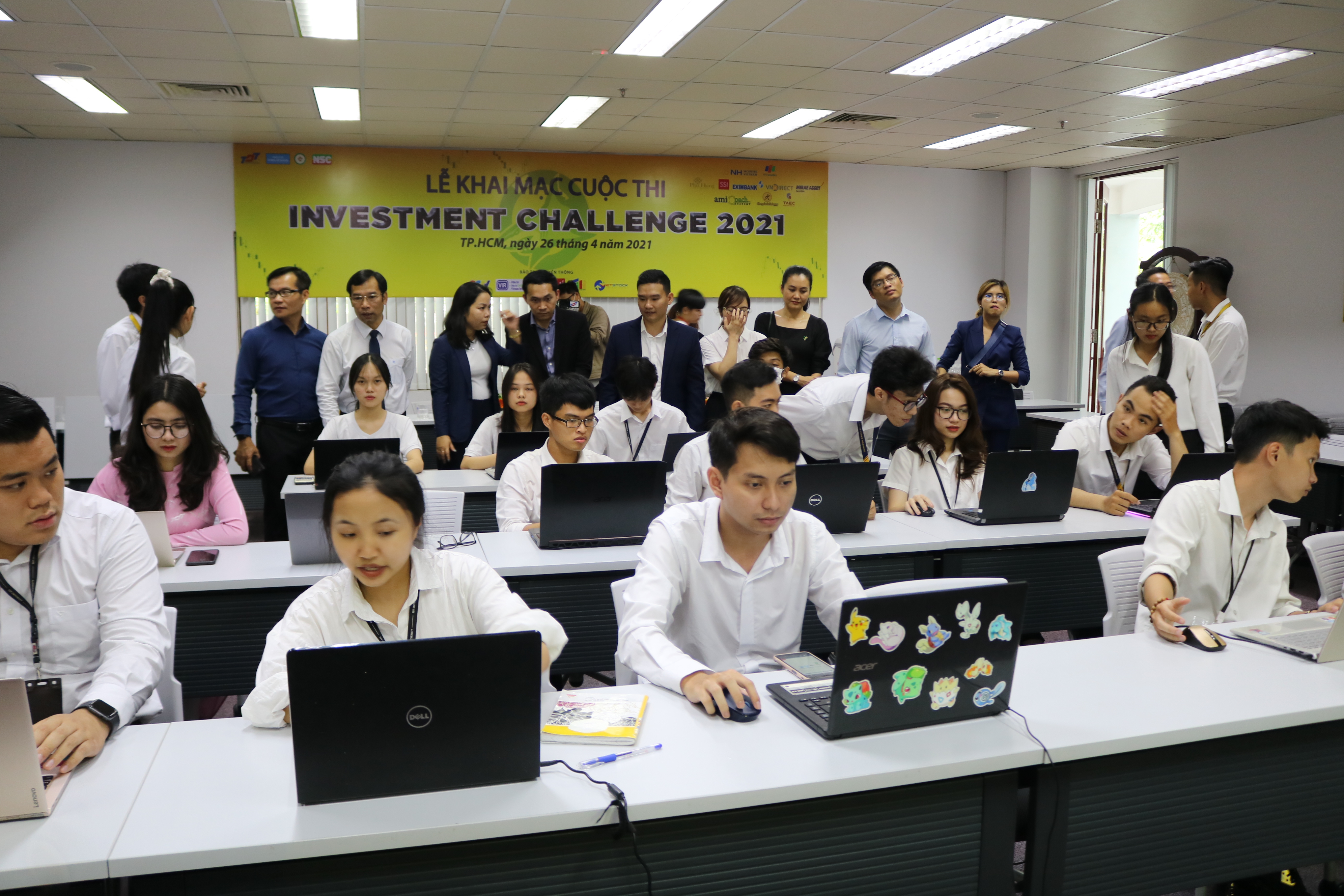 Ngay sau lễ khai mạc là Vòng I (trắc nghiệm online) sẽ thành lập đội chơi 03 người để bước vào Vòng 2.