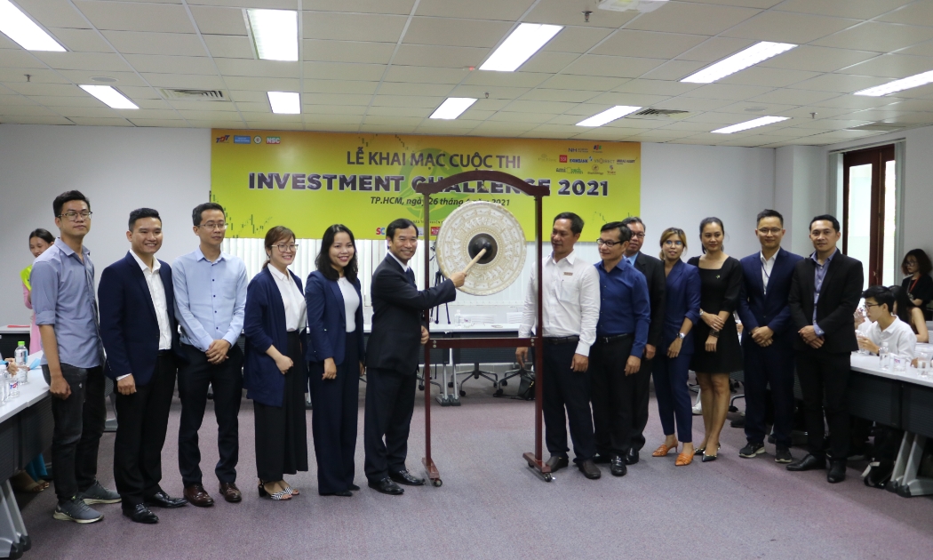 TS. Nghiêm Quý Hào, Giám đốc Trung tâm Nghiên cứu và Đào tạo Kinh tế, Trường Đại học Tôn Đức Thắng, Trưởng Ban tổ chức cuộc thi, gõ chiêng khai mạc cuộc thi Đầu tư Chứng khoán - Investment Challenge 2021.