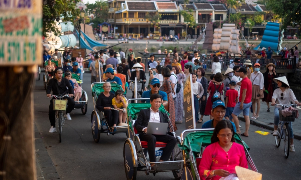 Xe xích lô chở khách trên một con đường ở Hội An, Quảng Nam ngày 24/4 - Ảnh: Getty Images
