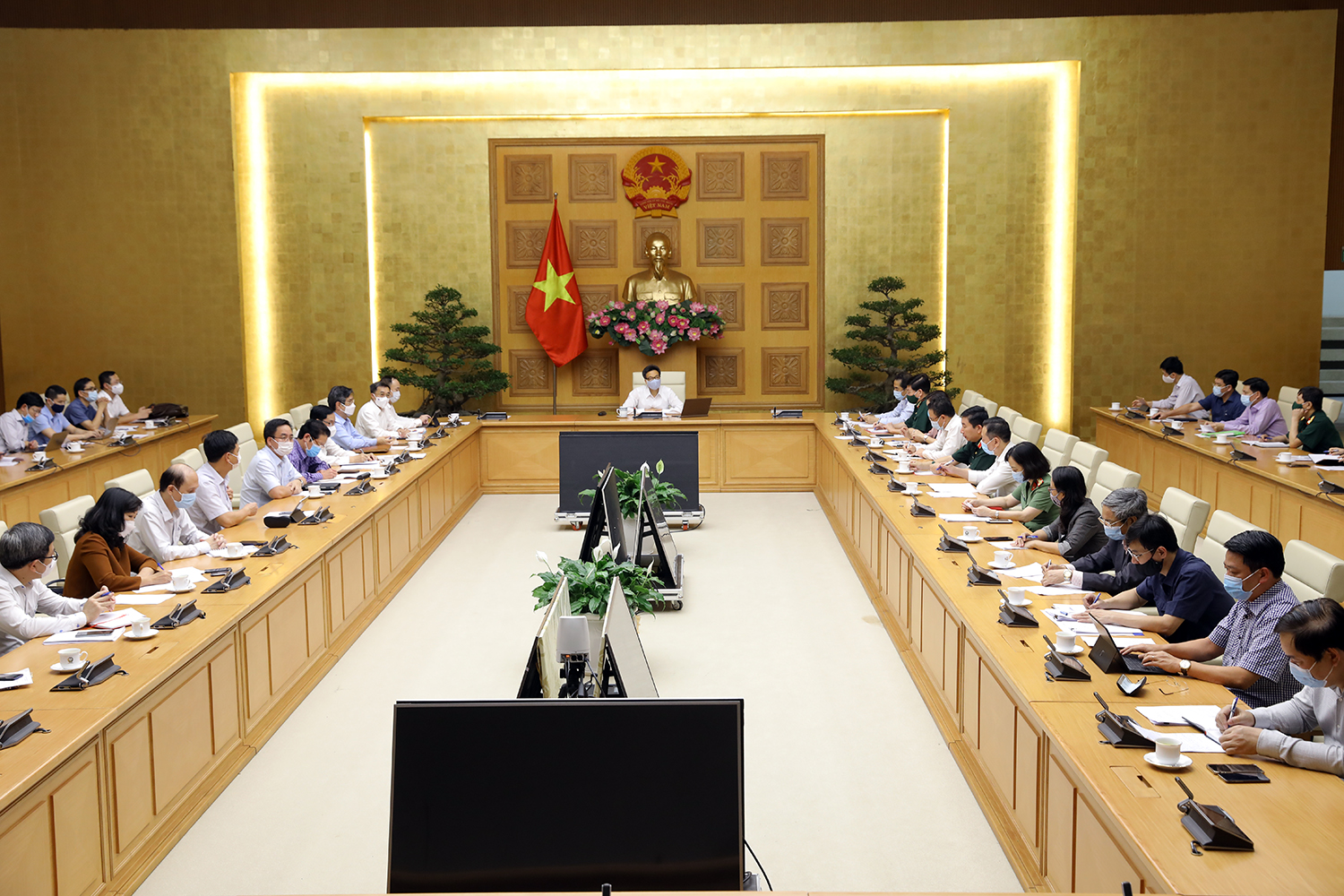 To&agrave;n cảnh cuộc họp chiều 27/4 - Ảnh: VGP