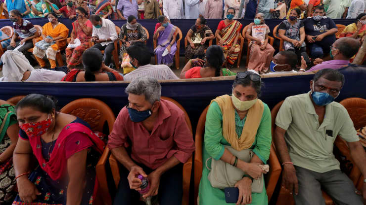 Người dân đợi tiêm phòng Covid-19 ở Mumbai, hôm 26/4 - Ảnh: Reuters.