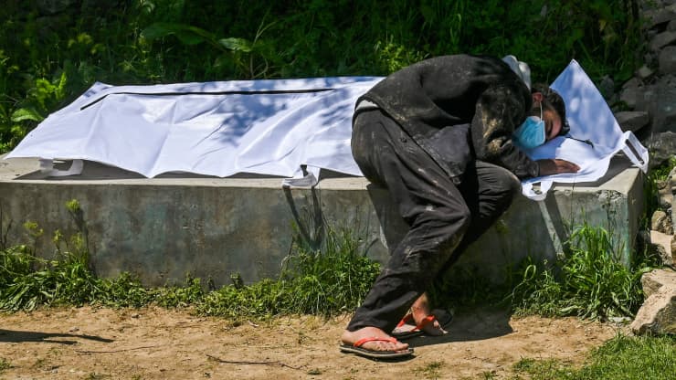 Umar Farooq đau khổ bên thi thể người mẹ tử vong vì Covid-19, ở Srinagar hôm 26/4 - Ảnh: Getty/CNBC.