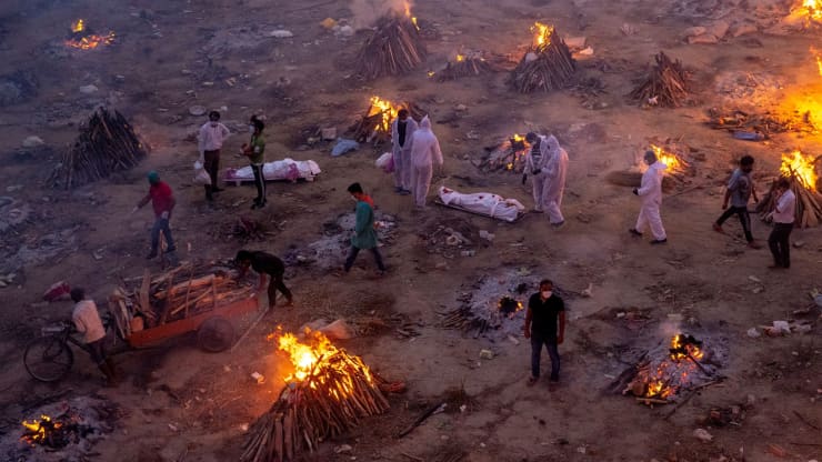 Thiêu xác bệnh nhân tử vong vì Covid-19 ở New Delhi, hôm 23/4 - Ảnh: Reuters.