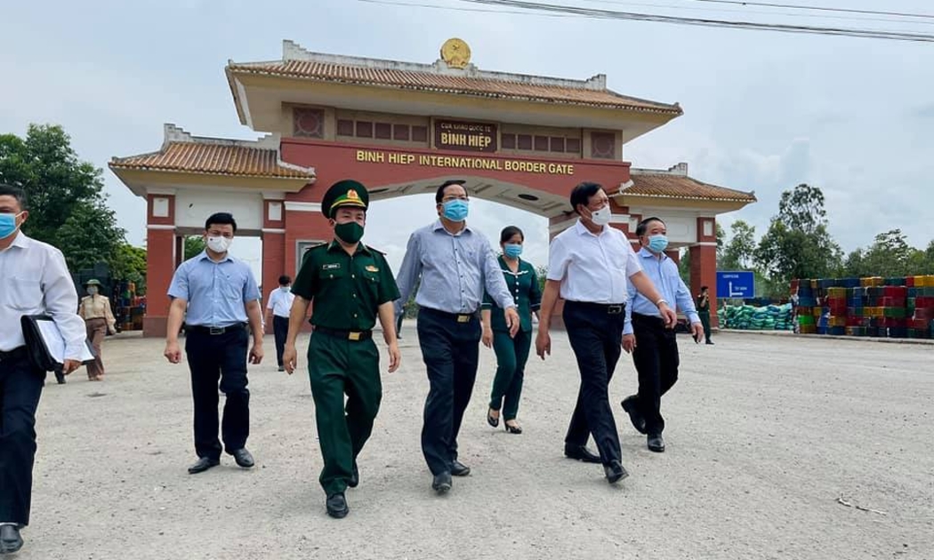 Đoàn công tác kiểm tra thực tế tại Cửa khẩu Quốc tế Bình Hiệp, thị xã Kiến Tường, tỉnh Long An