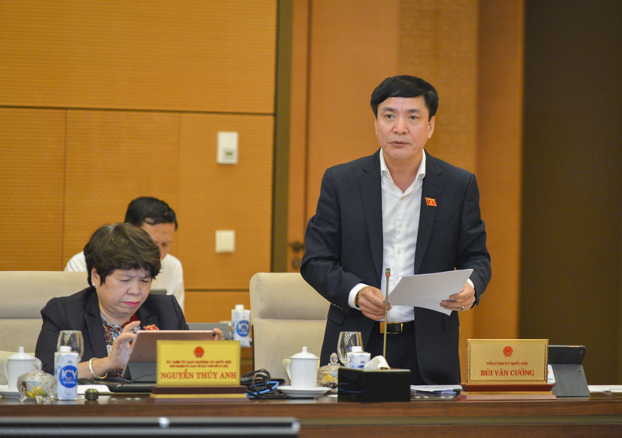 Tổng thư K&yacute; Quốc hội - Chủ nhiệm Văn ph&ograve;ng Quốc hội B&ugrave;i Văn Cường b&aacute;o c&aacute;o tại phi&ecirc;n họp - Ảnh: Quochoi.vn