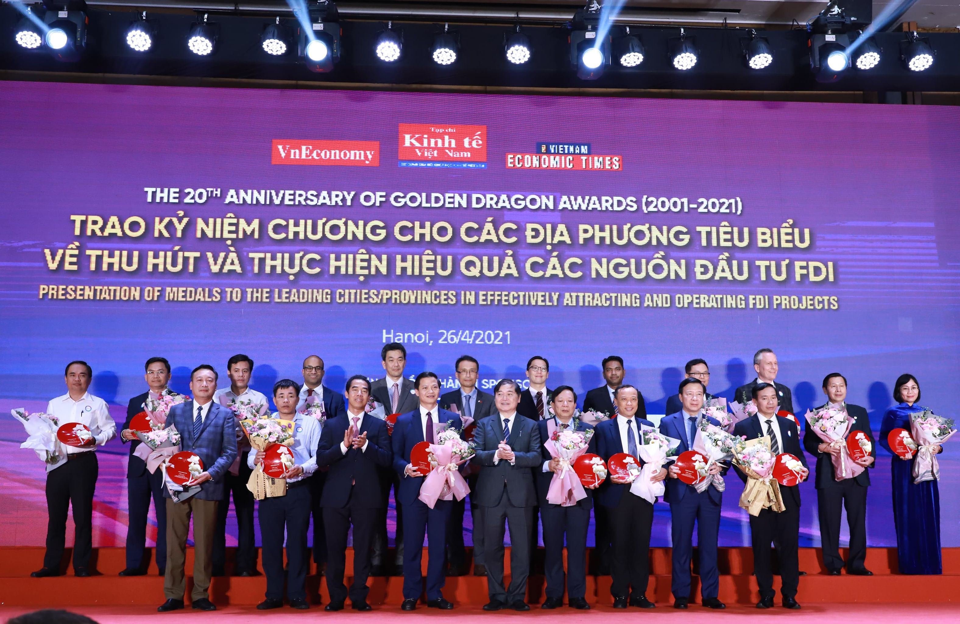 Trao kỷ niệm chương Rồng V&agrave;ng của Tạp ch&iacute; Kinh tế Việt Nam &ndash; Vietnam Economic Times tới c&aacute;c địa phương ti&ecirc;u biểu về thu h&uacute;t v&agrave; thực thi FDI v&agrave; c&aacute;c đại sứ qu&aacute;n, đại diện c&aacute;c quốc gia c&oacute; d&ograve;ng vốn đầu tư FDI hiệu quả tại Việt Nam.