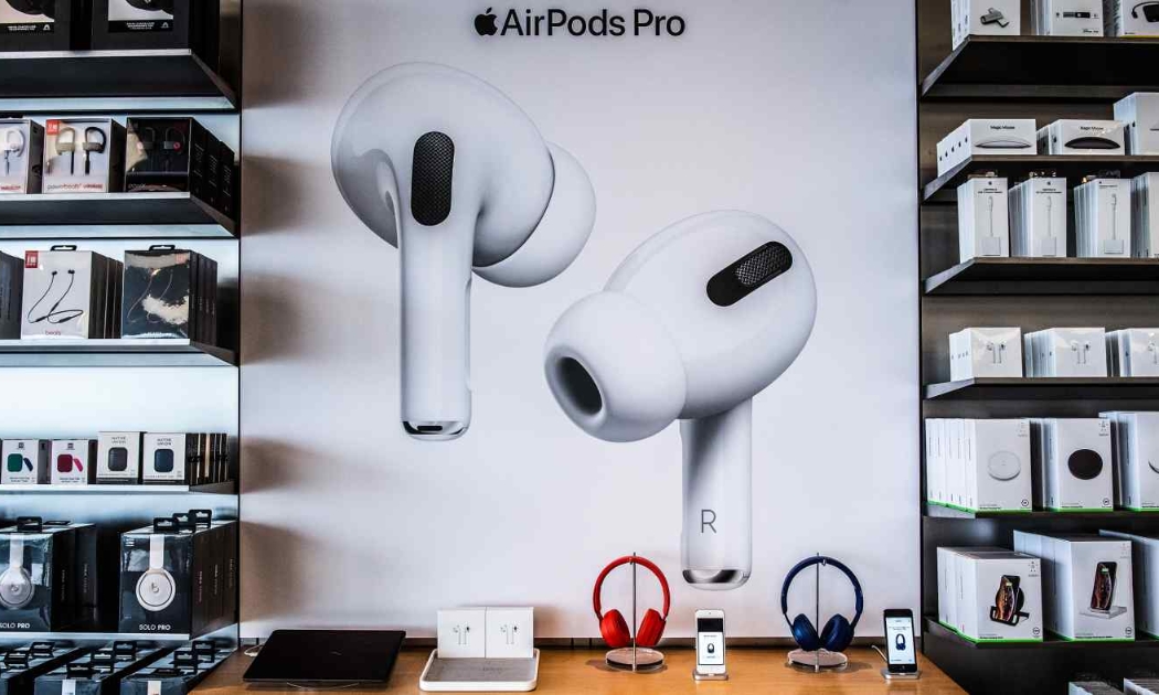 AirPods là một trong những sản phẩm đầu tiên được Apple gấp rút chuyển dây chuyền sản xuất từ Trung Quốc sang Việt Nam - Ảnh: iStock