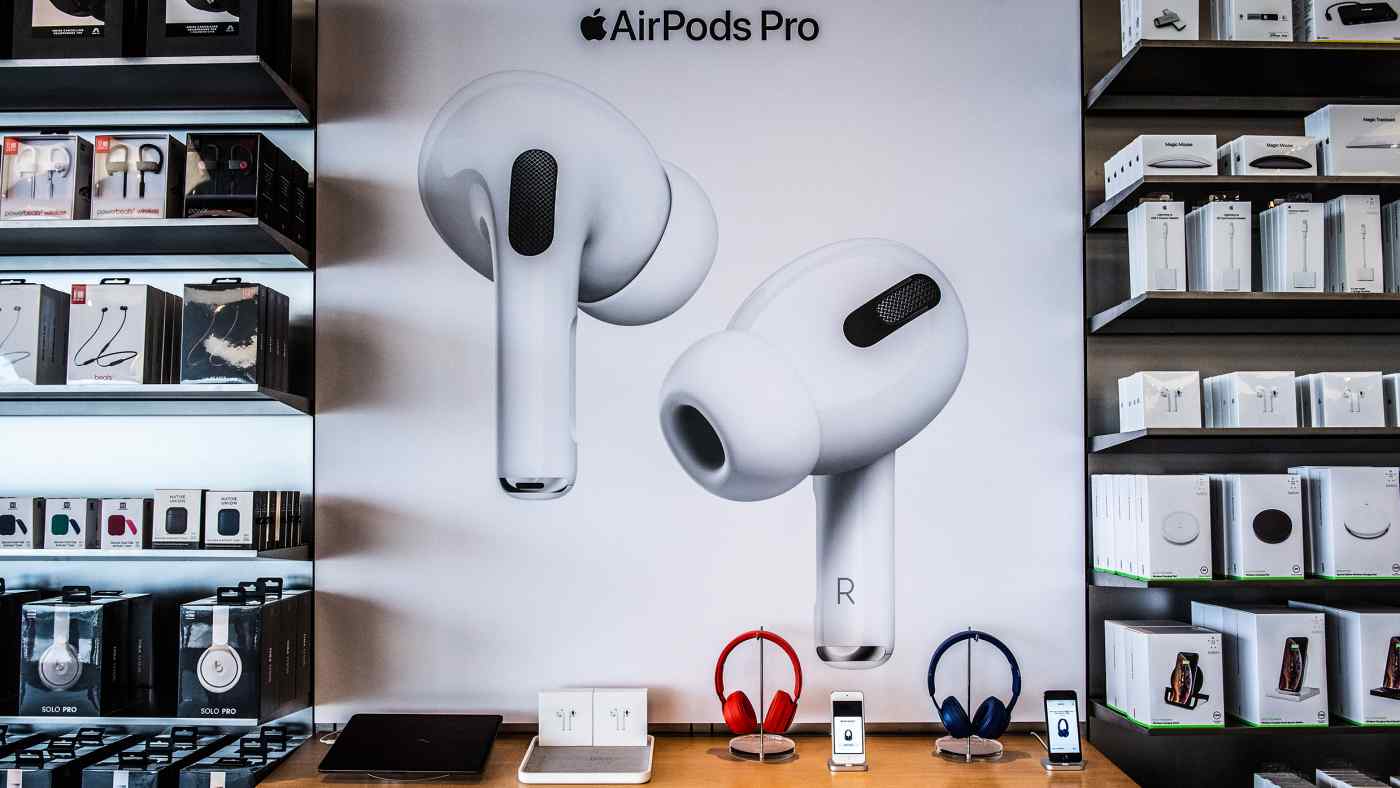 AirPods là một trong những sản phẩm đầu tiên được Apple gấp rút chuyển dây chuyền sản xuất từ Trung Quốc sang Việt Nam - Ảnh: iStock