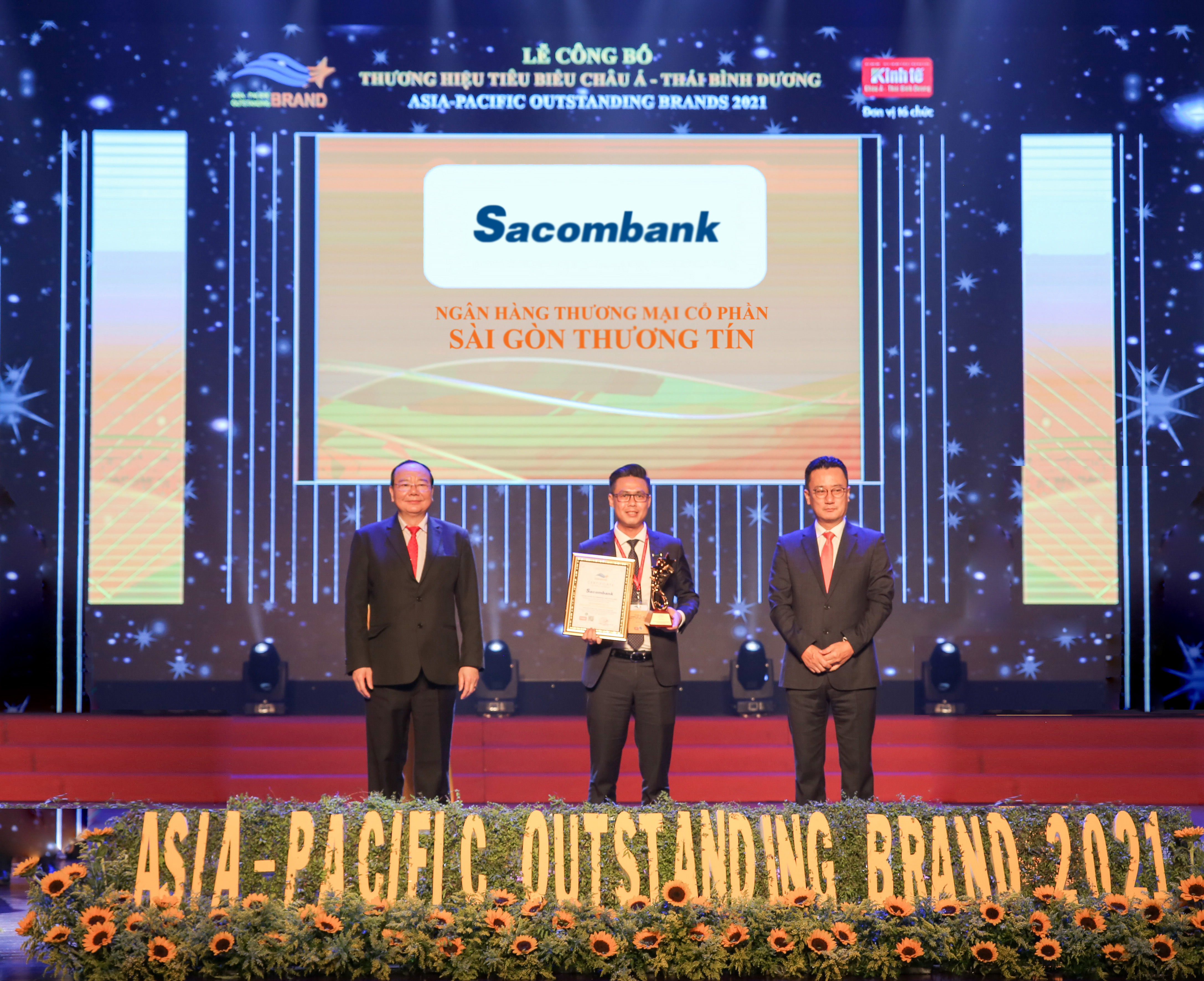 Đại diện Sacombank nhận giải thưởng &ldquo;Thương hiệu ti&ecirc;u biểu ch&acirc;u &Aacute; - Th&aacute;i B&igrave;nh Dương năm 2021.
