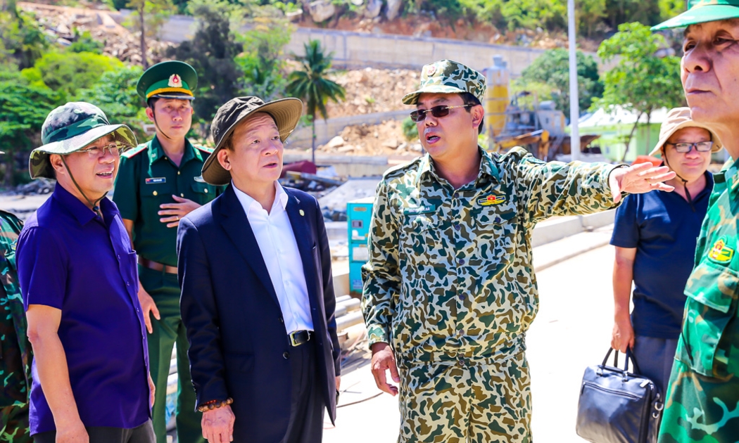 Ông Nguyễn Tiến Hải, Ủy viên Ban chấp hành Trung ương Đảng, Chủ tịch HĐND tỉnh, Bí thư Tỉnh ủy, Bí thư Đảng ủy Quân sự tỉnh Cà Mau giới thiệu về tiềm năng, lợi thế của đảo Hòn Khoai với ông Đỗ Quang Hiển, Chủ tịch Tập đoàn T&T Group.