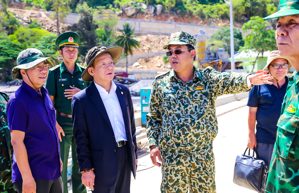 Ông Nguyễn Tiến Hải, Ủy viên Ban chấp hành Trung ương Đảng, Chủ tịch HĐND tỉnh, Bí thư Tỉnh ủy, Bí thư Đảng ủy Quân sự tỉnh Cà Mau giới thiệu về tiềm năng, lợi thế của đảo Hòn Khoai với ông Đỗ Quang Hiển, Chủ tịch Tập đoàn T&T Group.