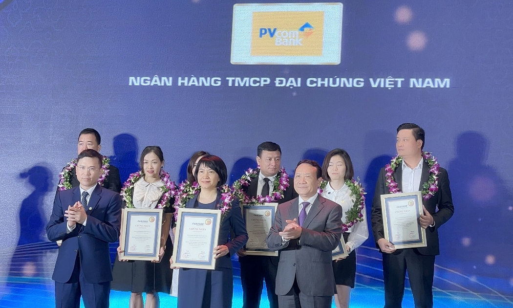PVcomBank được vinh danh tại Lễ công bố Top 500 Doanh nghiệp tăng trưởng nhanh nhất Việt Nam năm 2021.