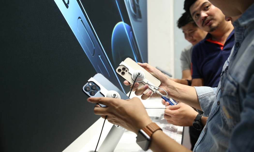 Người dùng trải nghiệm iPhone 12 tại một cửa hàng bán lẻ.