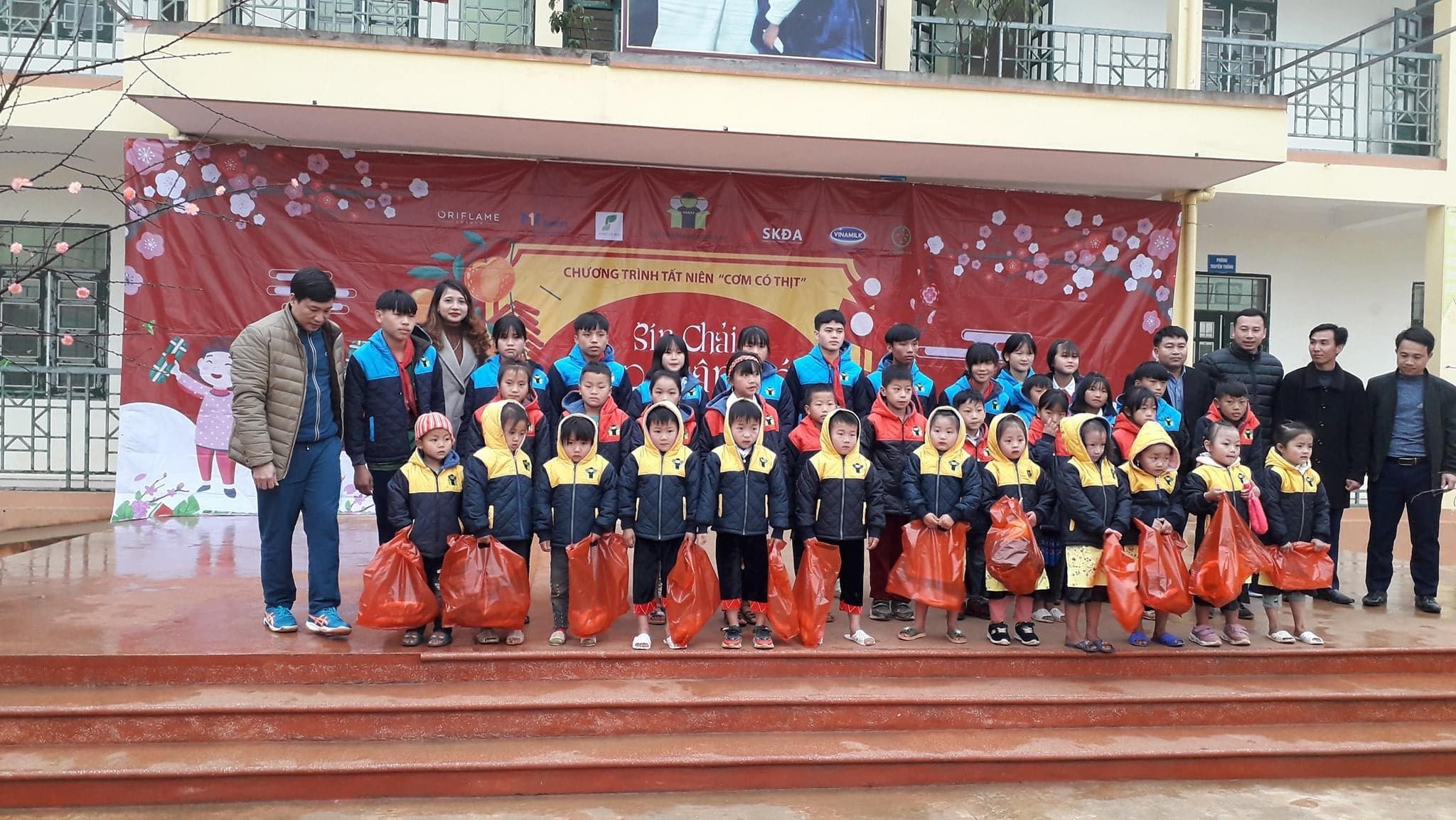 Oriflame c&ugrave;ng Quỹ Tr&ograve; Ngh&egrave;o V&ugrave;ng Cao tổ chức tất ni&ecirc;n v&agrave; tặng qu&agrave; cho c&aacute;c em x&atilde; S&iacute;n Chải, huyển Tủa Ch&ugrave;a, Điện Bi&ecirc;n