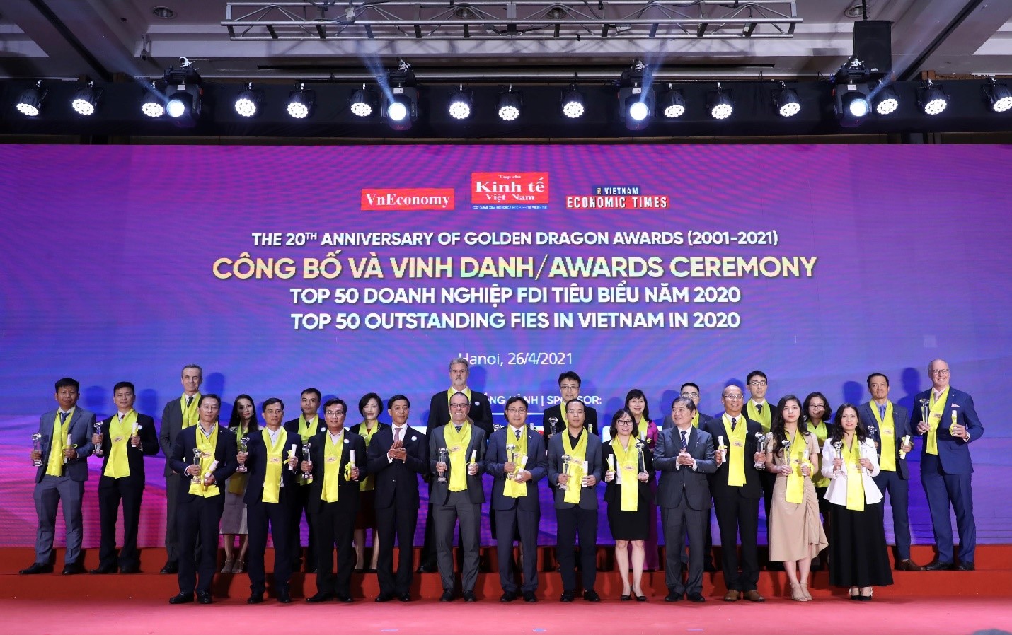 Những đại diện của 50 doanh nghiệp FDI ti&ecirc;u biểu năm 2020 l&ecirc;n nhận giải