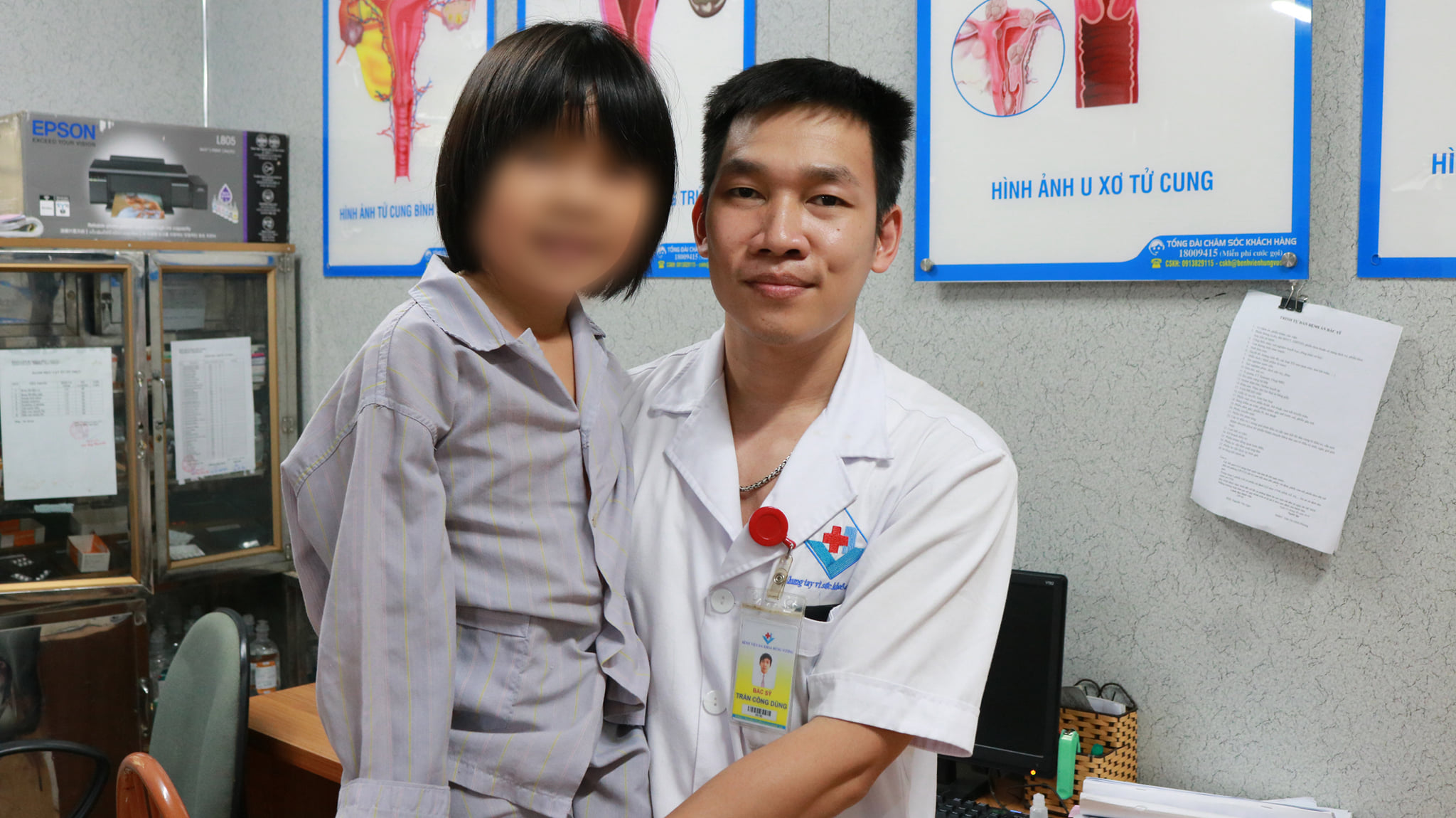 Bệnh nhi khi đã bình phục cùng bác sỹ Trần Công Dũng.