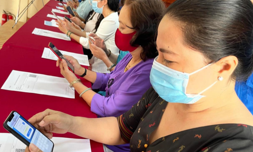 Người dân phường 27, quận Bình Thạnh sử dụng mã QR để khai báo dữ liệu và lập hồ sơ sức khoẻ điện tử. Ảnh: Sở Y tế Tp.HCM