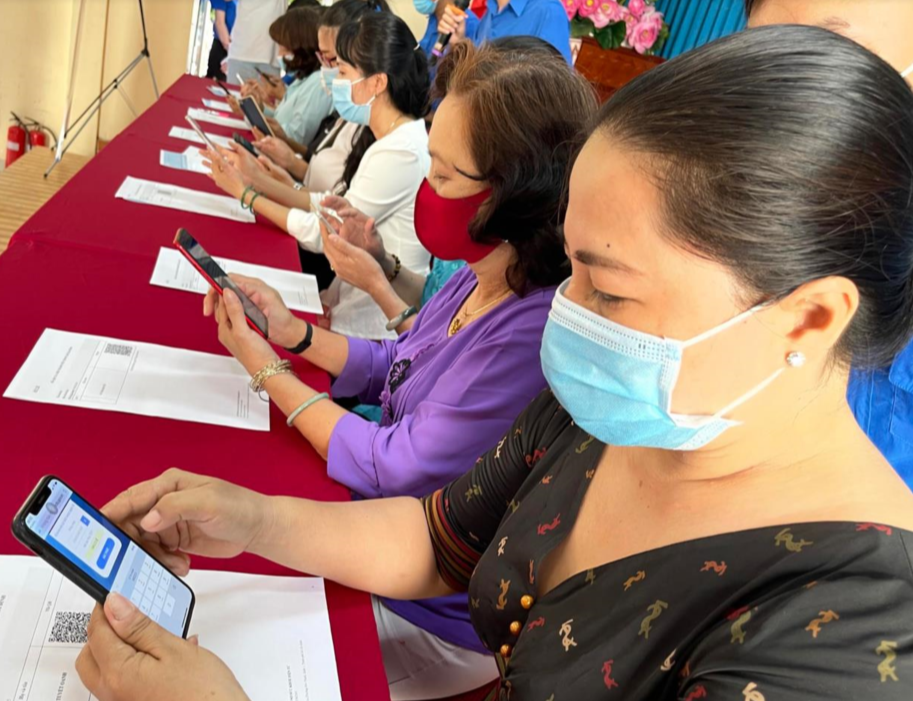 Người dân phường 27, quận Bình Thạnh sử dụng mã QR để khai báo dữ liệu và lập hồ sơ sức khoẻ điện tử. Ảnh: Sở Y tế Tp.HCM