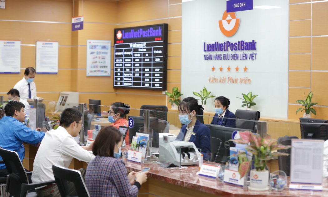 Khách hàng giao dịch tại LienVietPostBank.