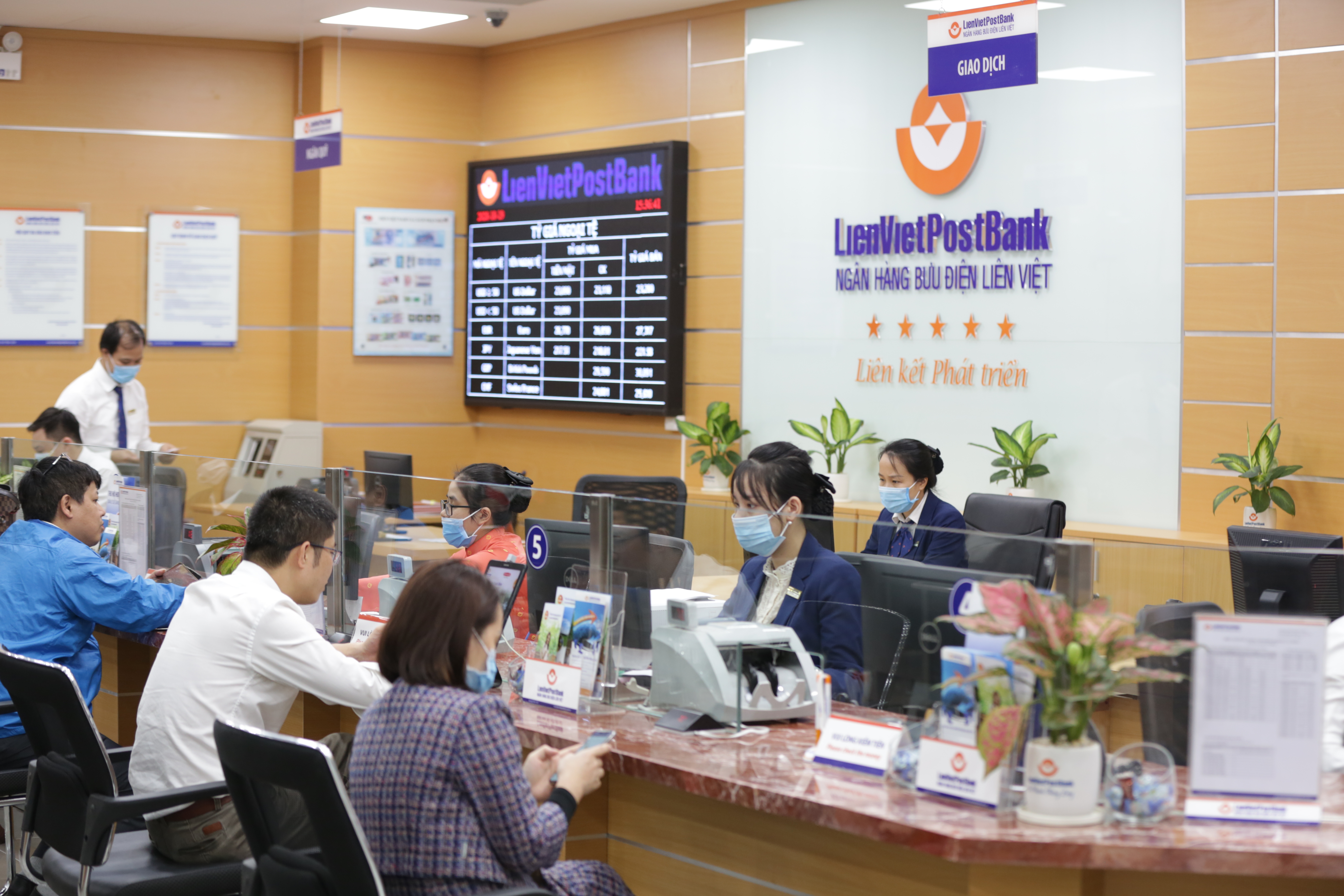 Khách hàng giao dịch tại LienVietPostBank.