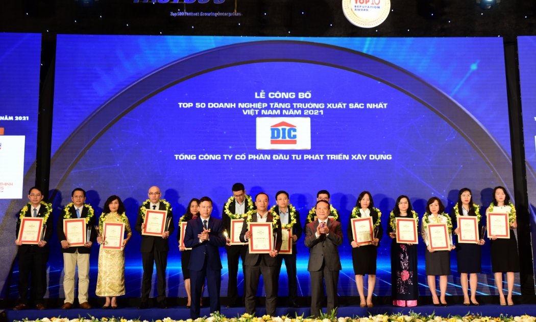 Đại diện Tập đoàn DIC nhận giải thưởng “Top 50 Doanh nghiệp tăng trưởng xuất sắc nhất Việt Nam năm 2021”.