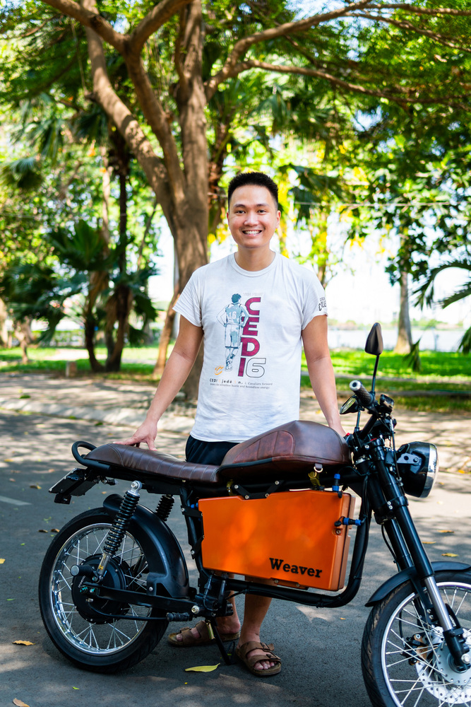 Nguyễn Bá Cảnh Sơn bên chiếc xe máy điện của mình